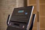 Display LCD illuminato da 5" della Cyclette Recumbent Proform 325 CSX, con console nera e pulsanti