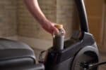 Mano che prende una borraccia chiara dal porta borraccia integrato nella Cyclette Recumbent