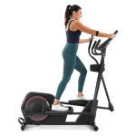 Donna in leggings verdi si allena su Ellittica ProForm Sport