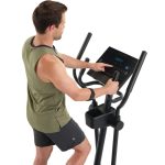 Uomo imposta il display LCD dell'Ellittica ProForm Sport