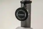 Manopola di regolazione "TO ADJUST LOOSEN THEN PULL" su Cyclette Magnetica Everfit