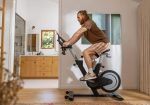 Uomo dai capelli lunghi pedala su Spin Bike Elettromagnetica Bowflex IC Bike SEi da casa