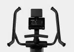 Primo piano del display LCD della Bowflex Max Trainer SEi con manubri e porta tablet