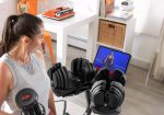 Donna con manubri regolabili accanto al BowFlex SelectTech Stand con tablet in uso