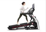 Donna cammina su Tapis Roulant Elettrico Bowflex Treadmill 56 con inclinazione