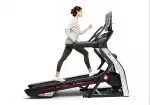 Donna cammina su Tapis Roulant Elettrico Bowflex Treadmill 56 con inclinazione