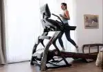 Donna sorridente corre su Tapis Roulant Elettrico Bowflex Treadmill 56 in casa