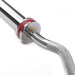 Dettaglio della zigrinatura del Bilanciere Olimpico EZ 120 cm Diamond e anello rosso con logo