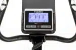 Pannello di controllo della Cyclette Toorx BRX 90 Evo HRC con display LCD illuminato, impostato su un programma di allenamento