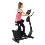 Ragazza in allenamento su Cyclette Horizon 5.0 U con tablet sul supporto