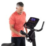 Uomo posiziona una borraccia sul portaborraccia della Cyclette Horizon 5.0 U