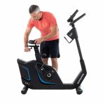 Uomo regola il sellino della Cyclette Horizon 5.0 U
