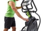 Uomo posiziona una bottiglia d'acqua nel porta-borraccia dell'Ellittica HT5.0 Peak Trainer