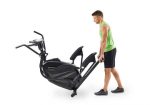 Uomo sposta l'Ellittica HT5.0 Peak Trainer ripiegata per semplice trasporto domestico