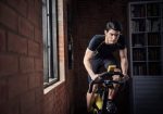 Uomo allenata con Spin Bike Horizon GR7 in un ambiente interno