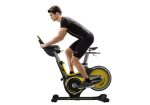 Uomo in completo da ciclista sulla Spin Bike Horizon GR7 in azione