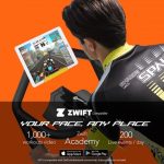 Ciclista concentrato sul display interattivo della Spin Bike Horizon GR7