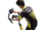 Uomo usa la Spin Bike Horizon GR7 interagendo con tablet