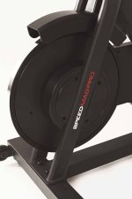 Volano nero della Spin Bike Toorx SRX Speed Mag Pro con dicitura "Speed Mag Pro"