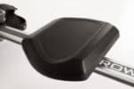 Primo piano del sedile ergonomico nero del Vogatore Toorx Rower Cup Pro