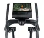 Display LCD dell'ellittica NordicTrack X16 che mostra un video di allenamento immersivo.