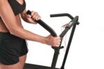 Ragazza in abbigliamento sportivo che afferra i manubri pieghevoli Toorx City Compact