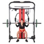 Donna fa squat con bilanciere sulla HMS Atlas Atom Multifunzione Smith Machine