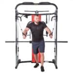 Uomo esegue cable crossovers su HMS Atlas Atom Multifunzione Smith Machine