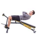 Uomo esegue sit-up su Panca per Addominali HMS LS3061 inclinata, rafforzando gli addominali