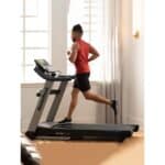 Uomo che corre su un Tapis Roulant NordicTrack Elite 1000, in un ambiente domestico