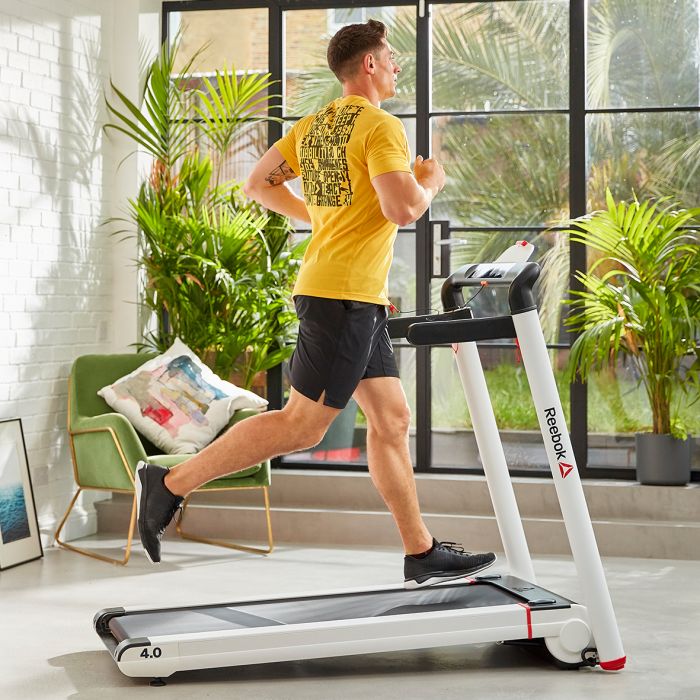 Uomo con maglietta gialla che corre sul Tapis Roulant Reebok i-Run 4.0