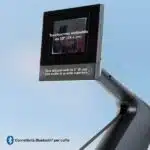 Dettaglio dello schermo touchscreen inclinabile da 10 pollici del NordicTrack Vogatore RW700 con altoparlanti e connettività Bluetooth