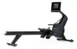 NordicTrack Vogatore RW700 nero con schermo LCD acceso che mostra un video di allenamento, su sfondo bianco