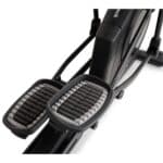 Dettaglio dei poggiapiedi neri antiscivolo dell'Ellittica AirGlide LE Nordictrack con volano anteriore