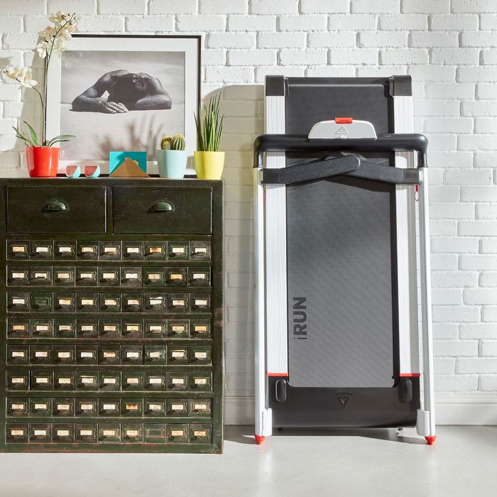 Tapis Roulant Reebok i-Run 4.0 ripiegato verticalmente accanto a credenza