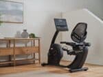 Cyclette orizzontale NordicTrack GX LE in un salotto, con schienale a rete e pedali chiaramente visibili
