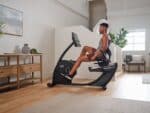 Uomo che si allena su una Cyclette orizzontale con schienale NordicTrack GX LE in un ambiente domestico