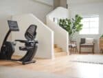 Cyclette orizzontale con schienale NordicTrack GX LE con display spento in un salotto moderno