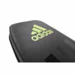 Logo Adidas verde acceso sulla seduta della Panca Inclinata