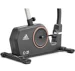 Dettaglio della parte inferiore della Cyclette Verticale Adidas One C-21 con logo Adidas