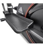 Pedana antiscivolo nera con logo Adidas su un lato di un'ellittica