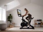 Donna in allenamento sulla NordicTrack S27i in una home gym | Design elegante e integrazione nell'arredamento