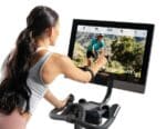 Dettaglio display NordicTrack S27i con utente che interagisce | Controllo intuitivo delle sessioni iFIT