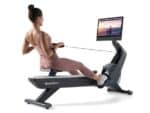 Donna usa il NordicTrack Vogatore Magnetico RW900 con schermo interattivo