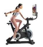 Donna che si allena sulla NordicTrack S27i con manubri | Fitness completo e coinvolgente