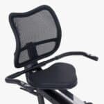 Dettaglio sedile e schienale in rete di una Cyclette Recumbent