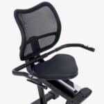 Sedile e schienale in mesh traspirante della cyclette orizzontale, per il massimo comfort.